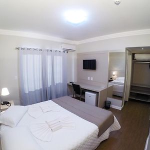 Quarto com cama grande